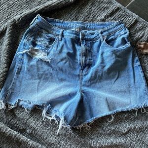Highest Rise 90’s Boyfriend jean shorts. American Eagle size 16